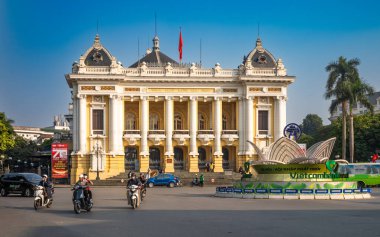Hanoi, Vietnam 'daki Fransız sömürge dönemi Hanoi Opera Binası' nın ya da Nha Hat Lon 'un önünden trafik geçiyor..