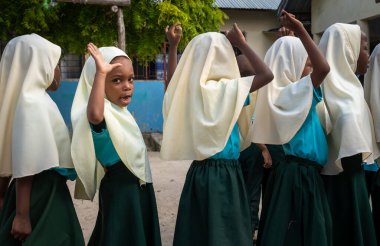 Jambiani, Zanzibar, Tanzanya 'daki Jambiani İlköğretim Okulu' nda sabah toplantısında genç Müslüman kızlar..