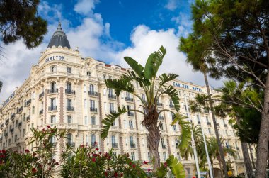 Carlton Hotel, Fransa 'nın Cannes şehrinde Akdeniz' in tam karşısındaki Croisette Bulvarı 'nda yer almaktadır.
