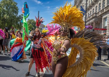 Londra / İngiltere - 29 Haziran 2024: Londra 'daki yıllık Onur Yürüyüşü' nde özenle hazırlanmış karnaval kostümlü lezbiyenler. Kutlama, LGBTQ + topluluklarından insanları bir araya getiriyor.