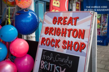 Brighton, Doğu Sussex, İngiltere 'deki Great Brighton Rock Shop ve diğer turist hediyelik eşya dükkanları için bir tabela.