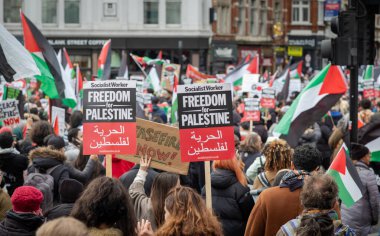Londra / İngiltere - 9 Aralık 2023: Filistin yanlısı protestocular, İsrail 'in Gazze' ye yönelik saldırılarına son verilmesi çağrısında bulunan bir gösteride pankart ve ilahi okudular.