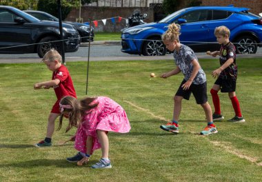 Küçük çocuklar Wisborough Green Village Fete, West Sussex, İngiltere 'deki geleneksel yumurta ve kaşık yarışına katıldılar..