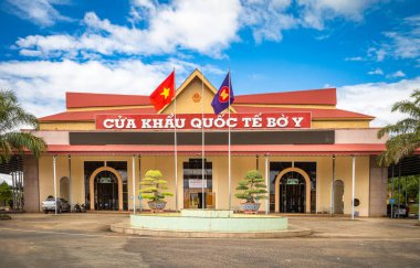 Vietnam 'ın Orta Highlands bölgesindeki Bo Y, Ngoc Hoi bölgesinde Vietnam-Laos uluslararası sınır kapısına ev sahipliği yapan bina.