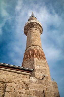 Antalya 'nın Antalya ilindeki Eski Kaleici Kasabası' nın göbeğinde yer alan Kırık Minare Camii bölgenin zengin tarihi ve kültürel mirasının büyüleyici bir kanıtıdır.. 