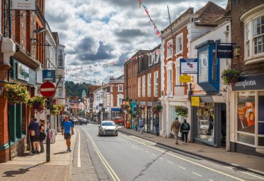 Winchester, Hampshire, İngiltere 'deki High Street' in batısına bakan bir manzara.