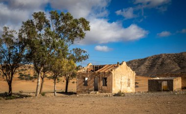 Terk edilmiş ve sahipsiz bir çiftlik evi ve Ain El Batria, Tunus 'ta küçük bir barınak.