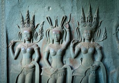 Kamboçya 'daki Angkor Wat tapınağının duvarlarına Apsara ya da Su Perileri olarak bilinen geleneksel Khmer dansçılarının güzel oymaları..