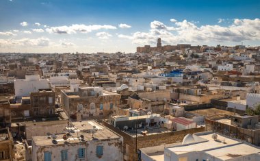 Ribat 'tan antik Medine' nin karşısındaki Sousse, Tunus 'taki antik Kasbah' a doğru bir hava manzarası. Medina bir UNESCO Dünya Mirası sahası..