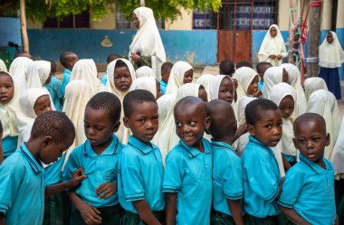 Jambiani İlköğretim Okulu 'nda genç Müslüman erkekler ve kızlar Jambiani, Zanzibar, Tanzanya' da sabah toplantısında..