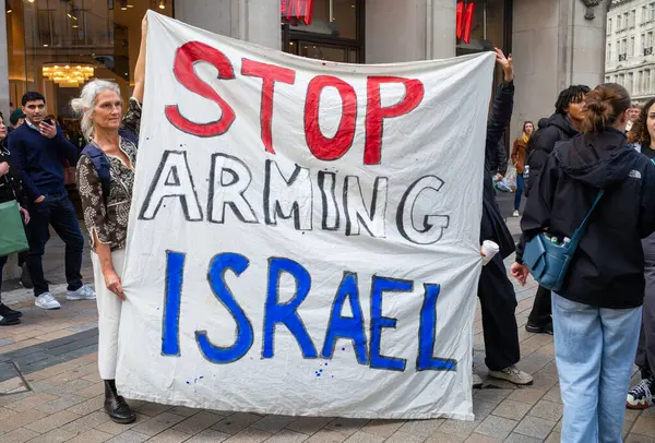 Londra, İngiltere. 14 Ekim 2023: Filistinli bir kadın, İsrail 'in Londra' nın merkezinde Gazze 'ye düzenlediği saldırılara karşı düzenlenen gösteride 