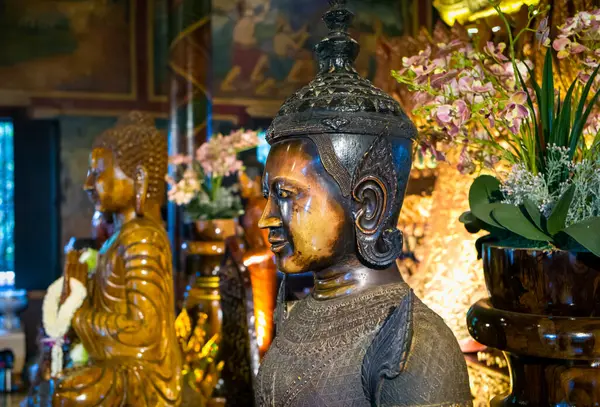 stock image Statues within the main alter at the ancient buddhist Wat Phnom in Phnom Penh, Cambodia.