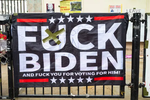 İngiltere, Whitehall 'da bir protestocu kampı, ABD Başkanı Biden' ı hedef alan bir pankarttan ve kendisine oy verme eyleminden hoşnutsuzluğunu dile getirdi..