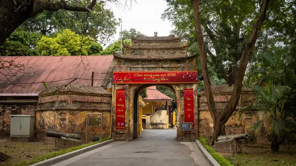 Hanoi, Vietnam 'daki Antik İmparatorluk Kalesi' ne giriş kapısı.