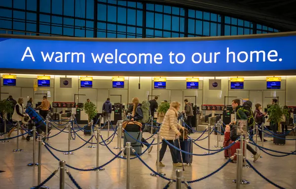 İngiliz Hava Yolları 'na giriş için Londra Heathrow Havaalanı Terminali 5, İngiltere' ye birinci sınıf yolcular geliyor..