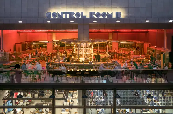 Kontrol odası B, yeniden geliştirilmiş Battersea Elektrik İstasyonu, Londson, İngiltere 'de bir bar ve restoran.