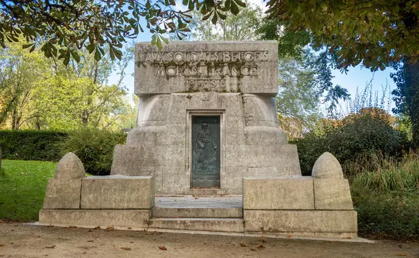 stock image The white stone  memorial to Belgium soldiers who died in France during WW1 in Pere Lachaise Cemetary in Paris, France.