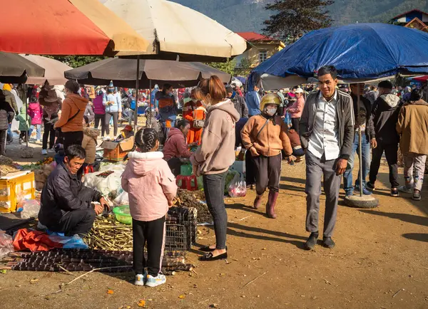 Beyaz Taylandlı etnik azınlıklar, Vietnam 'ın Hoa Binh bölgesindeki Mai Chau açık hava pazarından alışveriş yapıyorlar..
