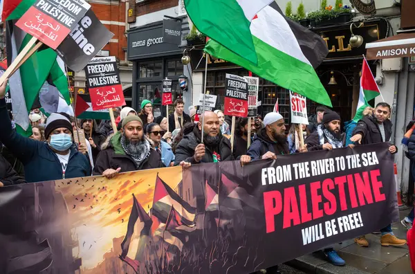 Londra, İngiltere. 9 Aralık Londra / İngiltere - 9 Aralık 2023: Filistinli Müslüman protestocular 
