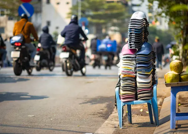 Hanoi, Vietnam 'daki Kham Thien Caddesi' nde yol kenarında satılık ucuz motosiklet parçaları..