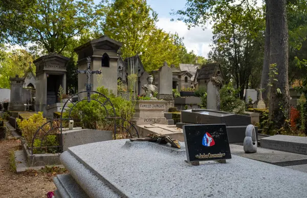 stock image A tomb in Pere Lachaise Cemetery, Paris, France, with an FNACA plaque for a former French military veteran of colonial wars in Algeria, Tunisia and Morocco 1952-62.