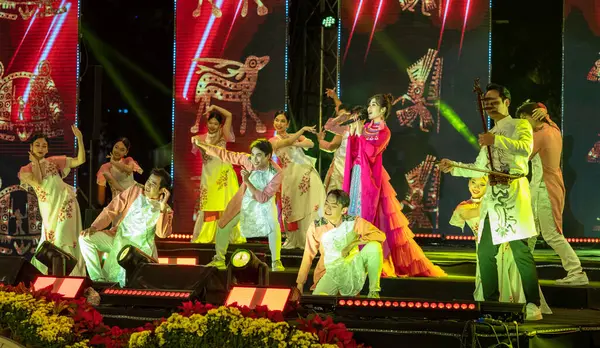 stock image Vietnamese singer Ha Myo (Nguyen Ngoc Ha) performs with dancers on an outside stage in the centre of Hanoi