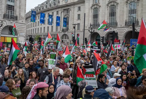 Londra, İngiltere. 18 Mayıs 2024: Nakba 76 Mart 'ta Piccadilly Sirki' nde İsrail 'in Londra' nın merkezinde Gazze 'ye düzenlediği saldırılara karşı göstericiler. 1948 'deki 
