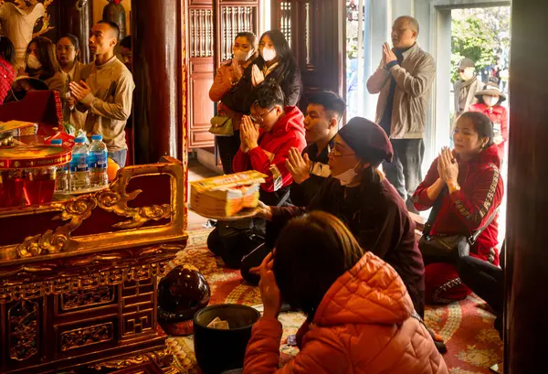 Vietnamlılar, 17. yüzyıl Budist Cua Ong Tapınağı 'nı ziyaret ederken, Vietnam' ın Quang Ninh kentinde, Cam Pha 'da ay ışığı altında dua ederler. Tran Quoc Tang 'a adanmıştır ve Vietnam' ın en kutsal tapınaklarından biridir..