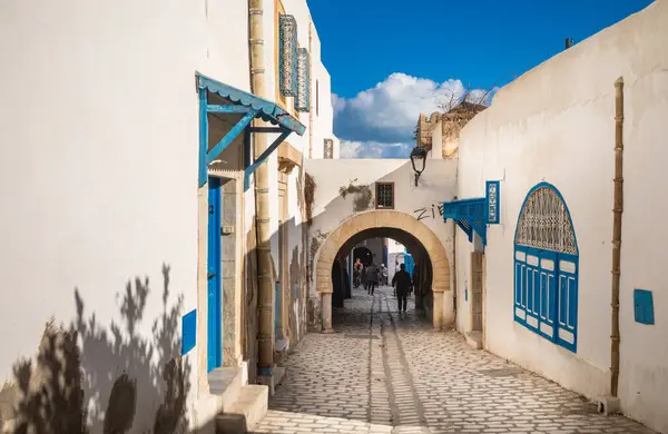 stock image The Rue el Aghalba, a small cobbled street and covered passageway, in the ancient medina, Sousse, Tunisia. The medina is a UNESCO World Heritage Site.