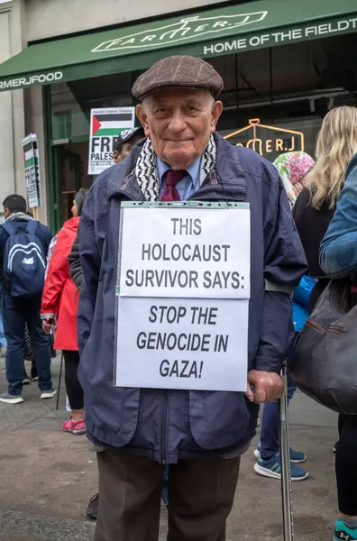 stock image London, UK. 18 May 2024: Hungarian Jewish  Holocaust survivor Stephen Kapos, 87, at the Nakba 76 March for Palestine against Israeli attacks on Gaza in central London, UK. 