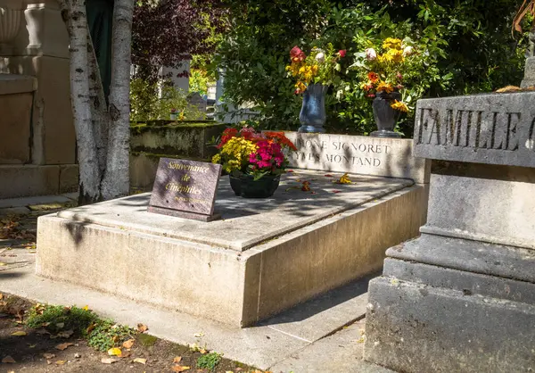 stock image Flowers placed on the grave of French actor and singer Yves Montand and his wife, the actress Simone Signoret, in Pere Lachaise Cemetery in Paris, France.