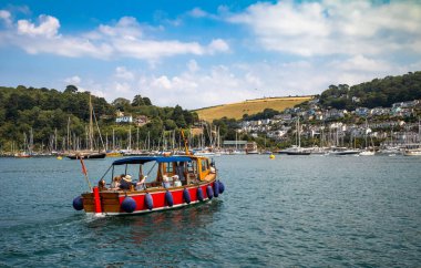 Dittisham Feribotu, Dartmouth, Devon, İngiltere 'deki River Dart Estuary' den kalkıyor.