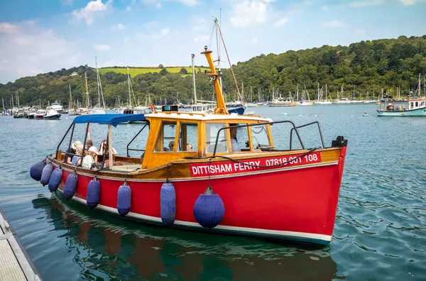 Dittisham Feribotu, Dartmouth, Devon, İngiltere 'deki River Dart Estuary' den kalkıyor.