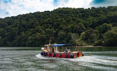 Greenway, Devon, İngiltere, İngiltere yakınlarındaki Dittisham Feribotu 'nda insanlar oturuyor..