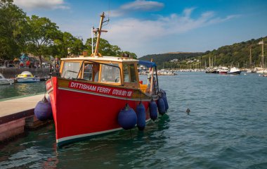 Dittisham feribotu Dartmouth, Devon, İngiltere 'deki River Dart rıhtımında yolcuları bekliyor..