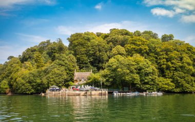 Greenway rıhtımına demirlemiş arabalar, Dart Nehri, Devon, İngiltere, İngiltere.