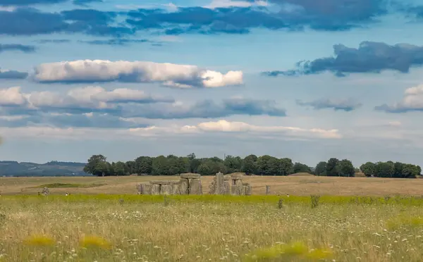 Batıya doğru bakan Stonehenge 'e doğru, İngiltere, İngiltere, İngiltere ve İngiliz Heritage tarafından korunan Salisbury Ovası' ndaki tarihi taş çember anıtı..