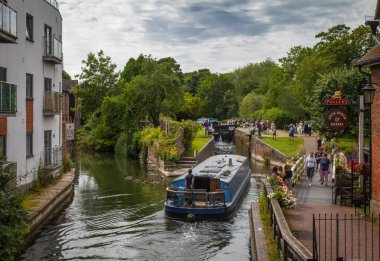 Bir adam Kennet ve Avon Kanalı, Newbury, Berkshire, İngiltere 'deki Newbury Lock' a bir tatil kanalı kullanıyor.