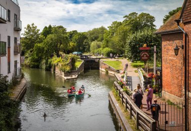 Kennet ve Avon kanalı, Newbury, Berkshire, İngiltere, İngiltere 'deki Newbury Lock' un yanındaki Kennet Nehri 'nde insanlar kano sürüyor..