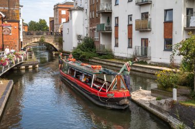 Kennet ve Avon Kanalı, Newbury, Berkshire, İngiltere 'den Newbury Lock' a bir kanal açılmaya hazırlanıyor..