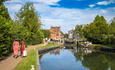 Newbury Lock 'un yakınında, Kennet ve Avon Kanalı' nda insanlar yürüyor. Bridge Caddesi, Newbury, Berkshire, İngiltere..