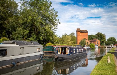 Bir adam Kennet ve Avon Kanalı, Newbury, Berkshire, İngiltere 'de Newbury Lock yakınlarında bir tatil kanalı kullanıyor.