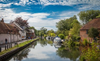 Newbury Lock, Newbury, Berkshire, İngiltere yakınlarındaki Kennet ve Avon Kanalı boyunca bir manzara