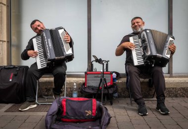 Newbury, Berkshire, İngiltere 'nin merkezindeki Northbrook Caddesi' nde akordeon çalan iki göçmen sokak müzisyeni.
