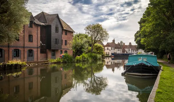 Newbury Lock, Newbury, Berkshire, İngiltere yakınlarındaki Kennet ve Avon Kanalı boyunca bir manzara