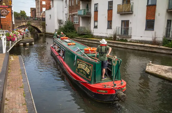Bir adam Kennet ve Avon Kanalı 'nda bir tatil kanalı kullanıyor. Köprü St, Newbury, Berkshire, İngiltere' ye doğru.