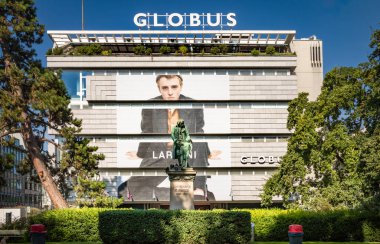 Eğitmen ve sosyal reformcu Joh Heinrich Pestalozzi 'nin heykeli bir sonraki büyük Globus mağazası Bahnhofstrasse, Zürih, İsviçre