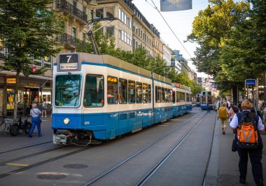 7 numaralı tramvay İsviçre 'nin merkezindeki Bahnhofstrasse' de bir tramvay durağından ayrılıyor..