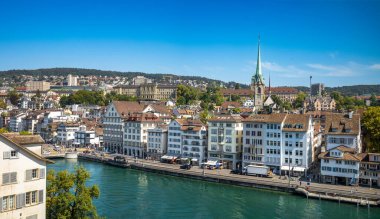 Limmat Nehri 'ni geçerek 13. Yüzyıl Protestanı Predigerkirche' ye doğru bir panorama İsviçre 'nin Zürih kentindeki Eski Kasaba' nın kalbinde..