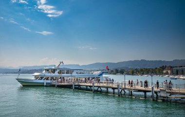 Yolcular, Zürih, İsviçre 'de bulunan Zürih Gölü' nde bulunan modern bir turist gemisi olan Pfannenstiel 'den iniyorlar..